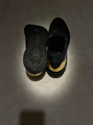 Zapatillas Under Armour Negras y Doradas