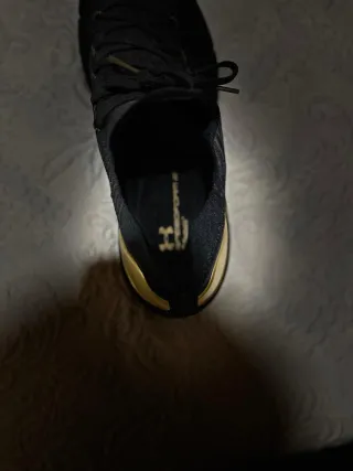 Zapatillas Under Armour Negras y Doradas