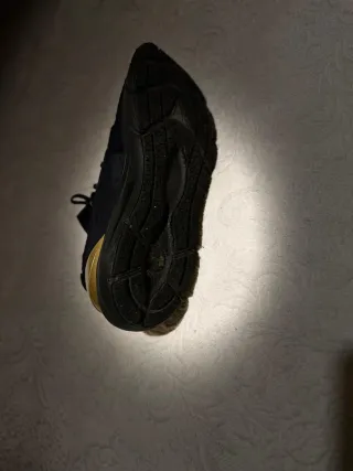 Zapatillas Under Armour Negras y Doradas