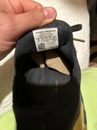 Zapatillas Under Armour Negras y Doradas