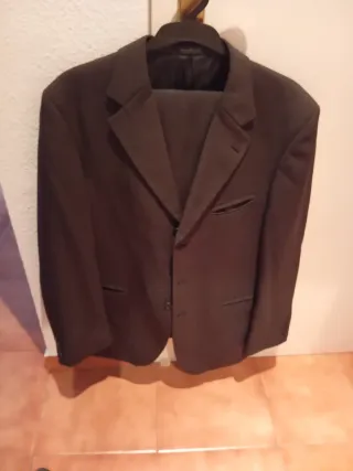 Traje de hombre gris, con líneas marrón y blanca