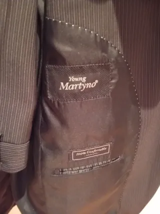 Traje de hombre gris, con líneas marrón y blanca