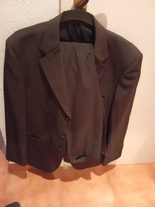 Traje de hombre gris, con líneas marrón y blanca