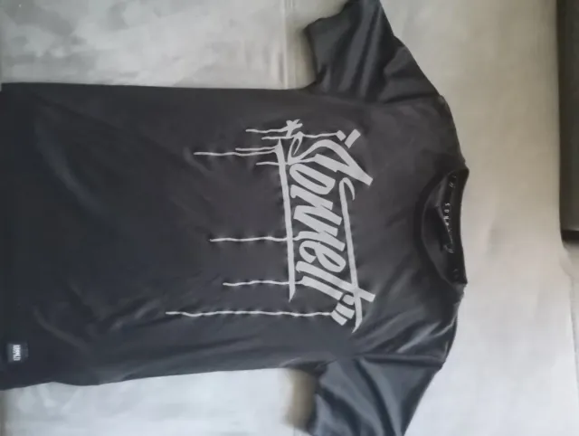 Camiseta gris con logo