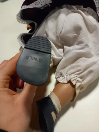 Bambola vintage con vestito bordeaux