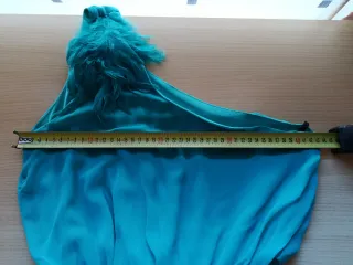 Vestido fiesta con plumas un hombro