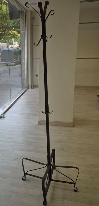 Perchero de pie metálico