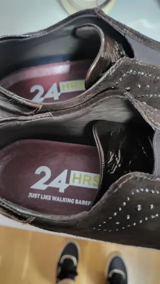 Zapatos de piel marrón, 24 horas