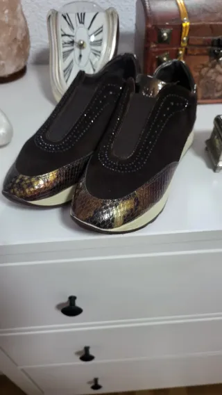 Zapatos de piel marrón, 24 horas