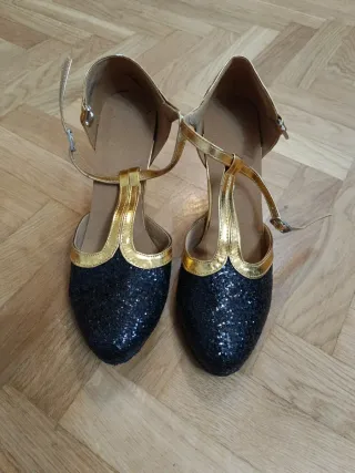 Zapatos de baile negros y dorados