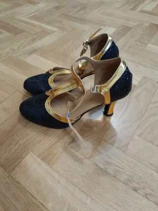 Zapatos de baile negros y dorados