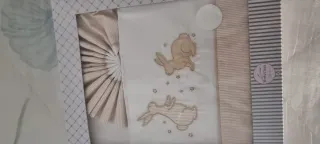 Cuna blanca con ropa de cama rosa