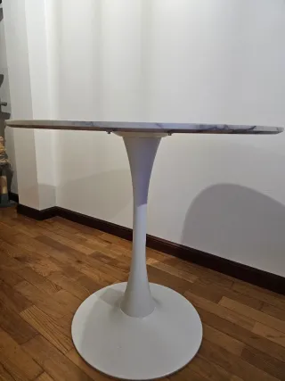 Mesa redonda y 2 sillas blancas