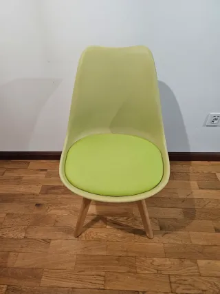 Mesa redonda y 2 sillas blancas