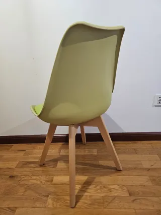 Mesa redonda y 2 sillas blancas