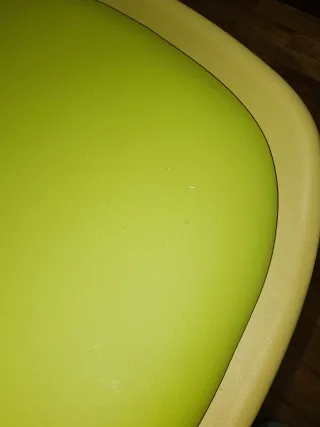 Mesa redonda y 2 sillas blancas