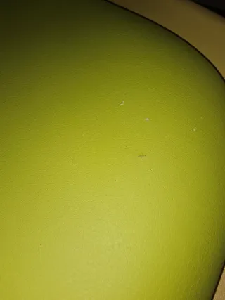 Mesa redonda y 2 sillas blancas