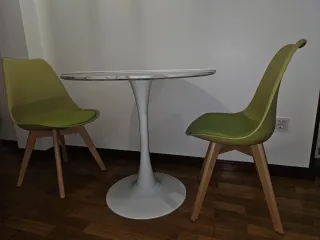 Mesa redonda y 2 sillas blancas