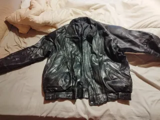 Cazadora de cuero auténtico negra. Vintage.