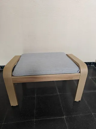 Sillón de descanso gris con estructura de madera