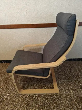 Sillón de descanso gris con estructura de madera