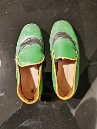 Trage Fila Magenta con zapatos y fajíin.