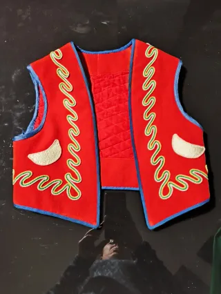 Trage Fila Magenta con zapatos y fajíin.