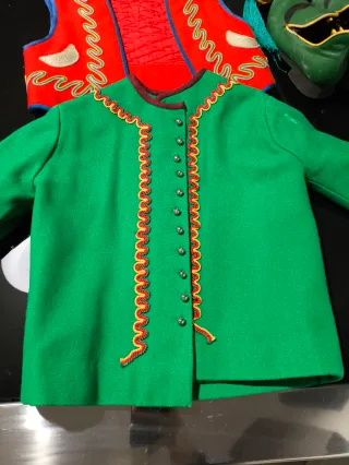 Trage Fila Magenta con zapatos y fajíin.