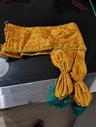 Trage Fila Magenta con zapatos y fajíin.