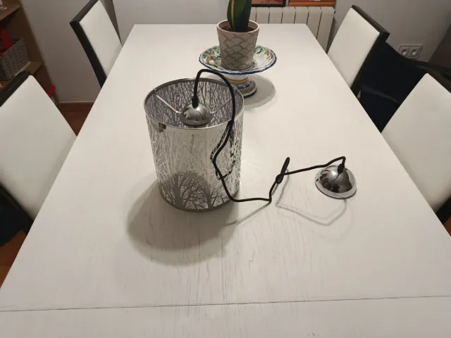 Lámpara colgante de metal con diseño de árbol