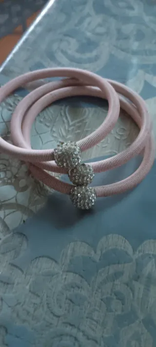 Pulsera de bisutería rosa con adornos plateados