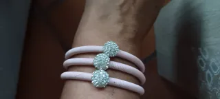 Pulsera de bisutería rosa con adornos plateados