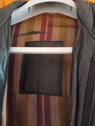 Cazadora de piel negra con forro multicolor