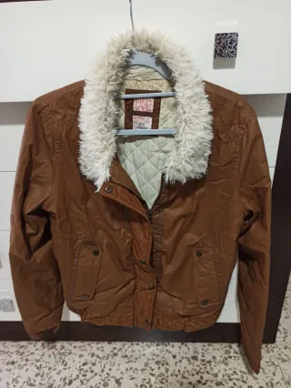 Cazadora marrón Bershka con cuello de pelo