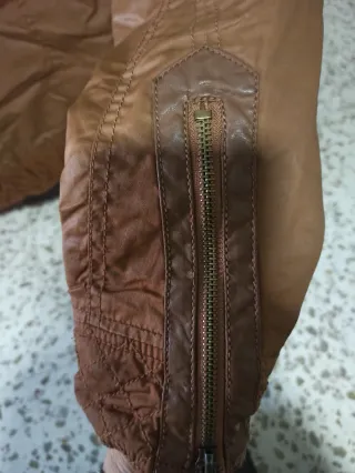 Cazadora marrón Bershka con cuello de pelo