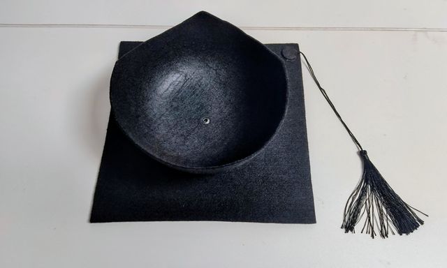 Gorro de graduación adulto negro