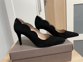 Tacones martinelli abiertos en tono negro