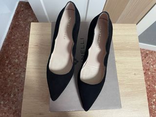 Tacones martinelli abiertos en tono negro