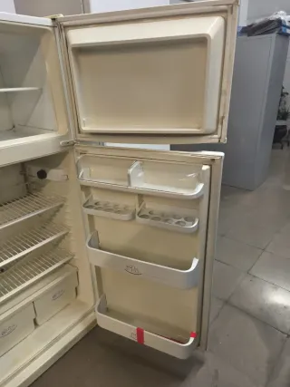 Nevera blanca con congelador