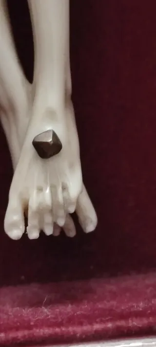 Cristo tallado en marco plata