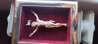 Cristo tallado en marco plata