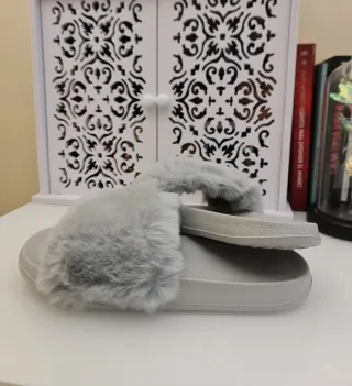 Zapatillas de pelo grises sin estrenar