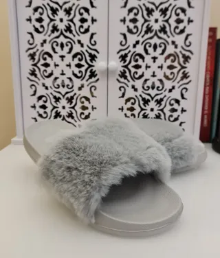 Zapatillas de pelo grises sin estrenar