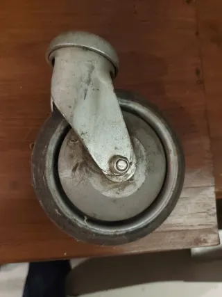 Rueda giratoria metálica. 4 uni. 10 Euros