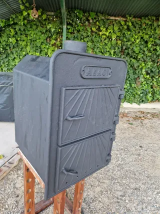 Forno a legna con frontale in ghisa.