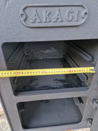 Forno a legna con frontale in ghisa.