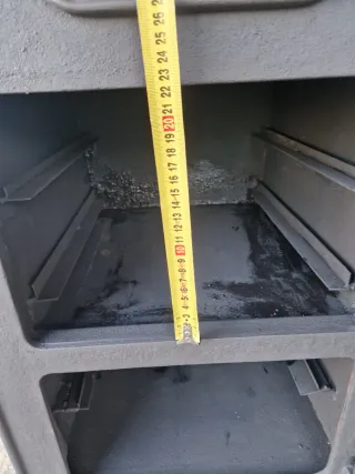 Forno a legna con frontale in ghisa.