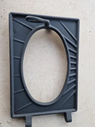 Forno a legna con frontale in ghisa.