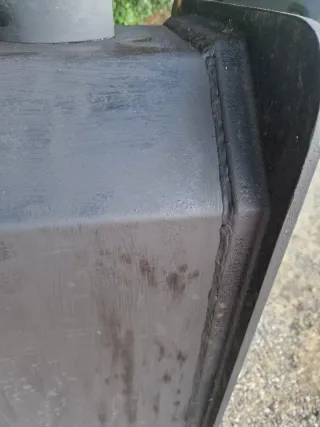 Forno a legna con frontale in ghisa.