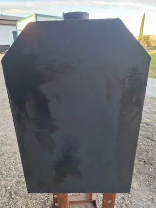 Forno a legna con frontale in ghisa.